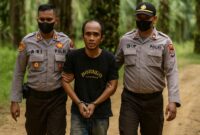 Tim Macan Giri Satreskrim Polres Gresik berhasil meringkus Midhol di sebuah perkebunan sawit terpencil di Desa Tumbang Kalang, Kecamatan Antang Kalang, Kabupaten Kotawaringin Timur, Kalimantan Tengah (Foto: foto tersangka di montase AI)