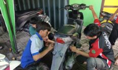 Siswa SMK Cerme Buka Servis Gratis Bantu Motor Mogok Akibat Banjir