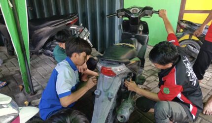 siswa SMK Darussalam Cerme servis motor banjir