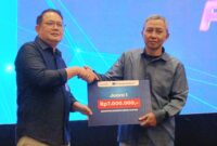 Founder kabargresik.com saat menerima penghargaan sebagai juara 1 untuk Bisnis Model Kanvas media lokal dalam Jatim Media Summit 2025.