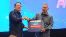 Founder kabargresik.com saat menerima penghargaan sebagai juara 1 untuk Bisnis Model Kanvas media lokal dalam Jatim Media Summit 2025.