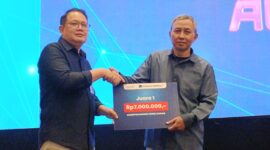 Founder kabargresik.com saat menerima penghargaan sebagai juara 1 untuk Bisnis Model Kanvas media lokal dalam Jatim Media Summit 2025.