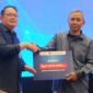 Founder kabargresik.com saat menerima penghargaan sebagai juara 1 untuk Bisnis Model Kanvas media lokal dalam Jatim Media Summit 2025.