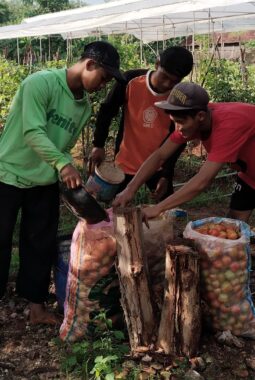 Pesantren PBB Panceng Kembangkan Santri Tani NU