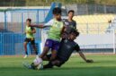 Gresik United gelar seleksi pemain U-20 lokal di Stadion Gejos, persiapan Liga 3 Oktober 2025.