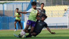 Gresik United gelar seleksi pemain U-20 lokal di Stadion Gejos, persiapan Liga 3 Oktober 2025.