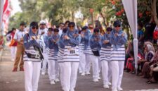 Peserta gerak jalan Wadeng Sidayu 2025 PKK Kauman  Sidayu mendapat juara 1.