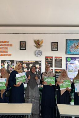 Gotong Royong Guru dan Wali Murid SD Mutu Bawean Wujudkan Sekolah Sehat dan Nyaman