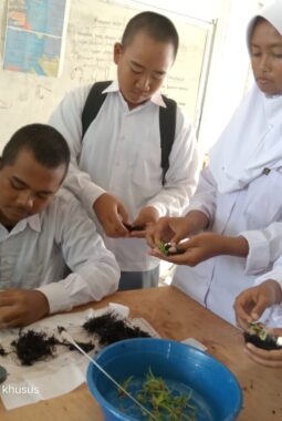 Siswa SMK Muhammadiyah 5 Gresik Latih Aklimatisasi Anggrek