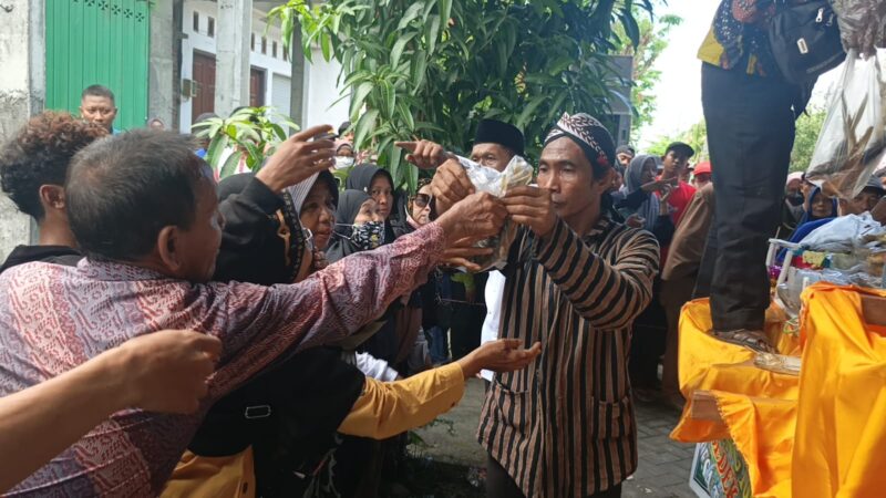 Kirab Tumpeng Bandeng di Desa Tambakberas Gresik bagikan ribuan bandeng gratis kepada warga luar desa dengan meriah.