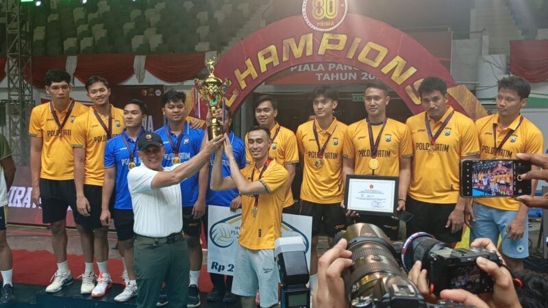 Bhayangkara Presisi Polda Jatim juara Piala Panglima TNI 2025 Putra usai kalahkan Prakasa TNI AD 3-0 di GOR Tridharma Gresik.