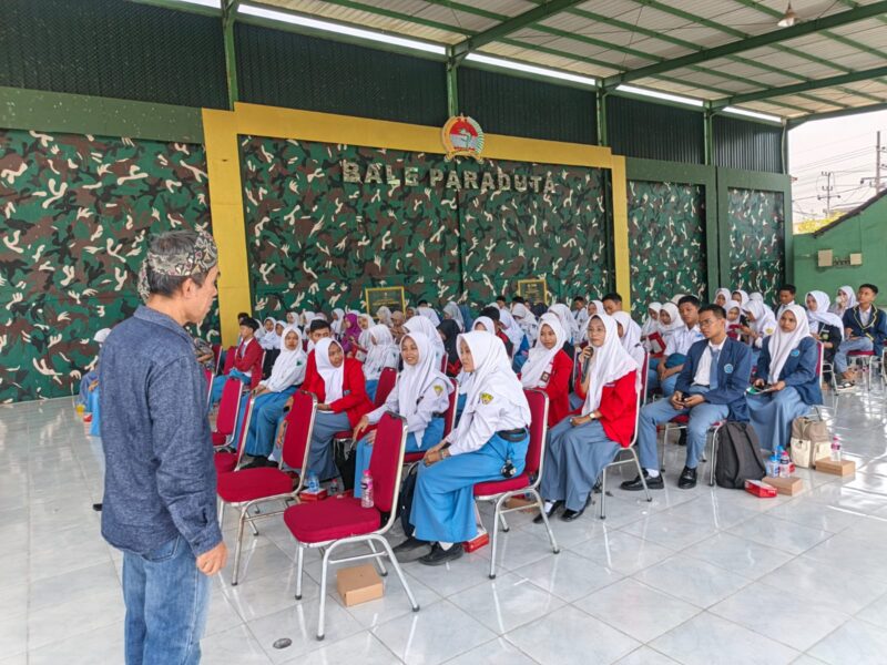 70 pelajar Gresik antusias ikuti pelatihan menulis cerpen fiksi pendek untuk meningkatkan literasi melalui Gerakan 1000 Anak Menulis.