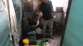 Seorang pria ditemukan tewas di kontrakan Jalan Kapten Dulasim, Kebomas. Polisi pastikan tidak ada unsur tindak pidana.