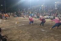 160 emak-emak di Sidoraharjo meriahkan cabor tarik tambang Pordes. Lomba penuh antusias, ide karang taruna untuk persatuan warga.