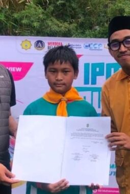 Di Tengah Rintik Hujan, Pelantikan IPM Kids SD Muhammadiyah 1 Driyorejo Berlangsung Syahdu
