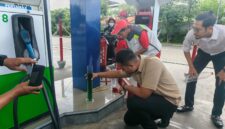 Investigasi krisis Pertalite di Jatim. Ribuan motor mogok diduga karena BBM tercemar. Simak kronologi, respons Pertamina, dan temuan di lapangan.
