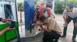 Investigasi krisis Pertalite di Jatim. Ribuan motor mogok diduga karena BBM tercemar. Simak kronologi, respons Pertamina, dan temuan di lapangan.