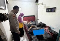 Warga Driyorejo, Gresik geger temuan pria tewas gantung diri di rumahnya. Polisi tidak temukan tanda kekerasan pada tubuh korban.