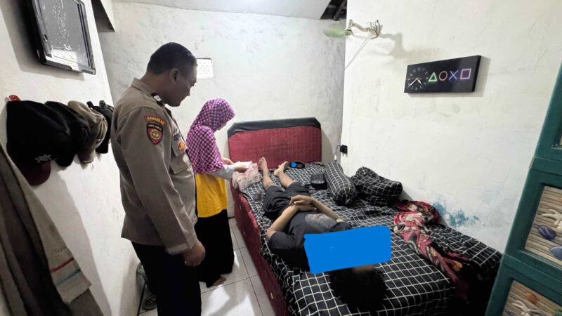 Warga Driyorejo, Gresik geger temuan pria tewas gantung diri di rumahnya. Polisi tidak temukan tanda kekerasan pada tubuh korban.