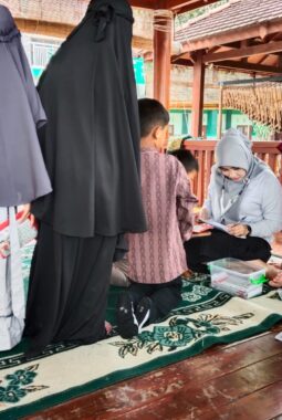 Semangat Menabung Siswa SD Almadany Tak Surut oleh Guyuran Hujan
