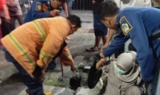 Wanita di Manyar Terperosok ke Selokan Saat Hendak Beli Kue, Dievakuasi Damkar Gresik