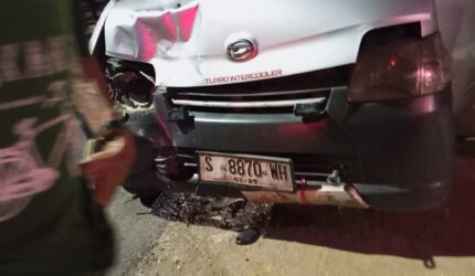 Seorang pemotor tewas usai tabrakan dengan mobil pick up di Jalan Raya Kedungsumber, Balongpanggang, Gresik. Polisi imbau pengendara lebih hati-hati.