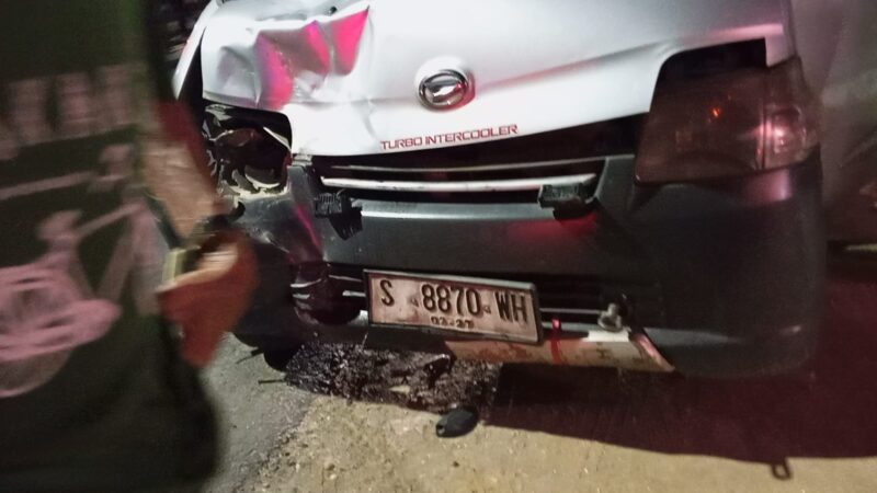 Seorang pemotor tewas usai tabrakan dengan mobil pick up di Jalan Raya Kedungsumber, Balongpanggang, Gresik. Polisi imbau pengendara lebih hati-hati.