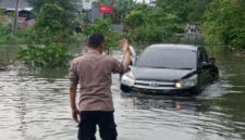 Mobil dinas Kepala Dinas Perpusip Gresik terjebak banjir setinggi 1,5 meter di Driyorejo akibat drainase tersumbat.