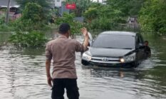 Mobil Kepala Dinas Perpusip Gresik Terjebak Banjir di Driyorejo