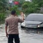 Mobil dinas Kepala Dinas Perpusip Gresik terjebak banjir setinggi 1,5 meter di Driyorejo akibat drainase tersumbat.