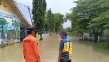 Hujan deras sebabkan Sungai Kedungpring meluap dan merendam Desa Deliksumber, Benjeng. BPBD Gresik lakukan penanganan cepat di lokasi.
