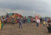 Meski diguyur hujan, festival layang-layang di Desa Dohoagung, Balongpanggang, Gresik tetap meriah diikuti 70 tim dari berbagai daerah.