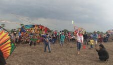 Meski diguyur hujan, festival layang-layang di Desa Dohoagung, Balongpanggang, Gresik tetap meriah diikuti 70 tim dari berbagai daerah.