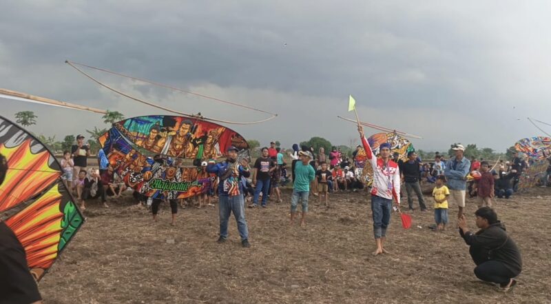 Meski diguyur hujan, festival layang-layang di Desa Dohoagung, Balongpanggang, Gresik tetap meriah diikuti 70 tim dari berbagai daerah.