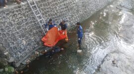 Penjual melon berusia 68 tahun ditemukan tewas di selokan dekat Stadion Semen Gresik. Polisi masih menyelidiki penyebab kematiannya.