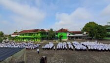 Ribuan santri YPP Alkarimi Gresik meriahkan Hari Santri 2025 dengan upacara khidmat dan launching SPMB tahun ajaran 2026–2027.