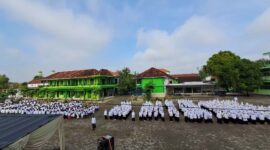 Ribuan santri YPP Alkarimi Gresik meriahkan Hari Santri 2025 dengan upacara khidmat dan launching SPMB tahun ajaran 2026–2027.