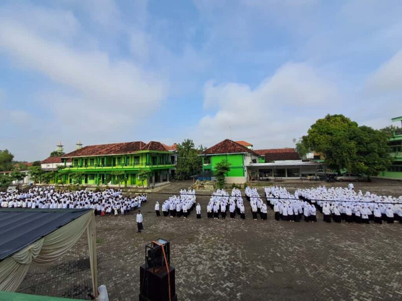 Ribuan santri YPP Alkarimi Gresik meriahkan Hari Santri 2025 dengan upacara khidmat dan launching SPMB tahun ajaran 2026–2027.