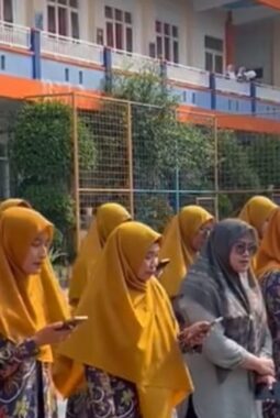 Meriah dan Penuh Haru, Apel Peringatan Hari Guru Nasional di SD Al Islam Cerme 