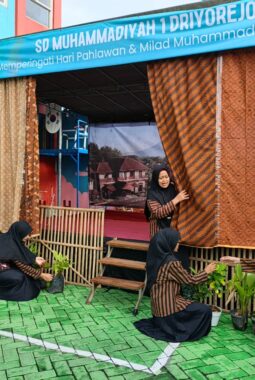 Misteri 6 Tabir Jarik, Persembahan Drama Kolosal Sang Pencerah di SD Muhammadiyah 1 Driyorejo Peringati Milad ke-113 Muhammadiyah 