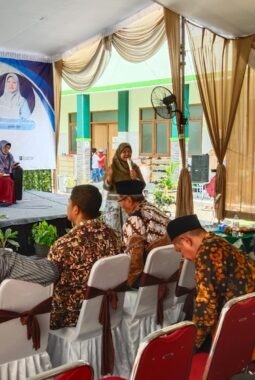 Pola Asuh Orang Tua pada Era Digital Dibedah dalam Seminar Parenting Ikwam SD Almadany