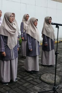 Paduan Suara ‘Nada Spemutu’ Sukses Memukau pada Upacara Hari Guru