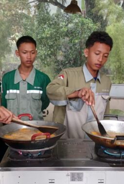 Siswa Peternakan SMK Muhammadiyah 5 Gresik Belajar di BBPP Batu, Pahami Masalah Kandang hingga Olahan Susu