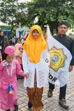 Kenakan Seragam Pink Menyala, ‘Pramugari’ Cilik SD Muhammadiyah 1 Driyorejo Pimpin Pawai Peringatan Hari Pahlawan