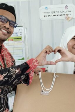 Momen Hari Guru, Alumni SD Almadany Datang dan Berikan Hadiah untuk Gurunya