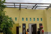 Puting beliung menerjang Melirang, Bungah. Sebanyak 62 rumah dan satu sekolah rusak, BPBD lakukan asesmen dan imbau warga tetap waspada.