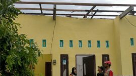 Puting beliung menerjang Melirang, Bungah. Sebanyak 62 rumah dan satu sekolah rusak, BPBD lakukan asesmen dan imbau warga tetap waspada.