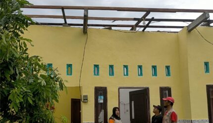 Puting beliung menerjang Melirang, Bungah. Sebanyak 62 rumah dan satu sekolah rusak, BPBD lakukan asesmen dan imbau warga tetap waspada.