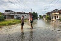 Hujan deras sebabkan dua tanggul anak Kali Lamong jebol di Benjeng, Gresik. Ratusan rumah dan lahan warga terendam banjir.