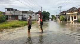 Hujan deras sebabkan dua tanggul anak Kali Lamong jebol di Benjeng, Gresik. Ratusan rumah dan lahan warga terendam banjir.